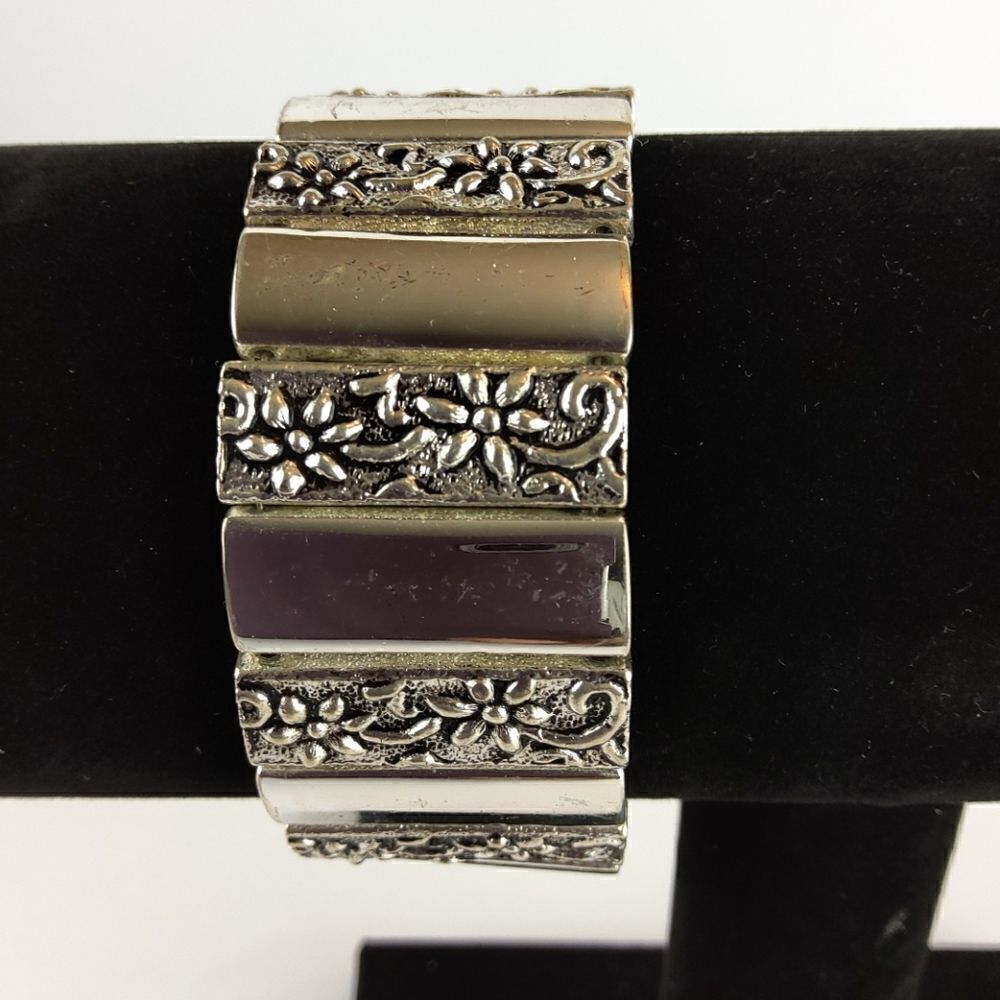 Fashion silvertone bracelet with Floral Accent